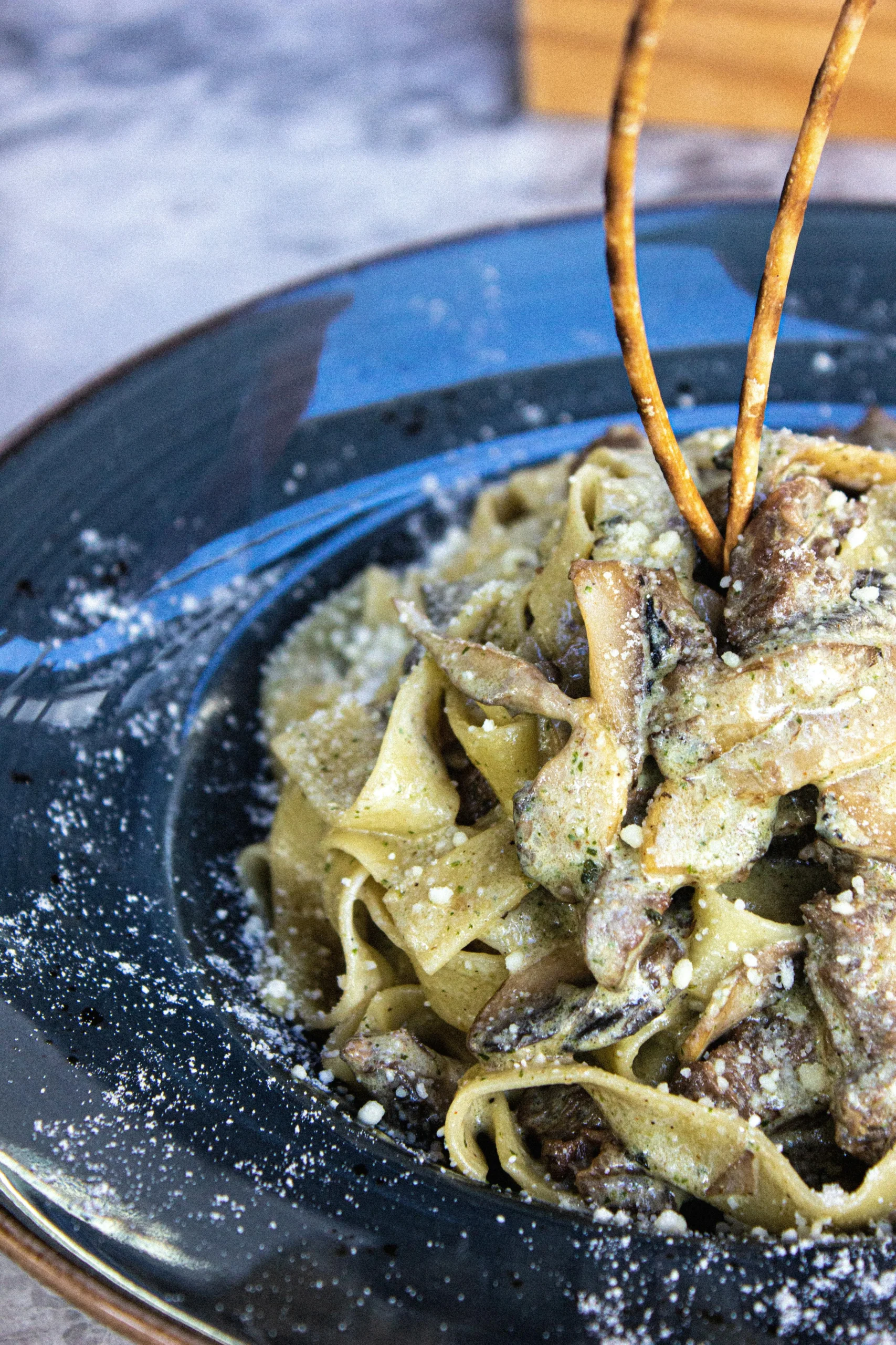 Pasta sa kremastim sosom i tartuf notama